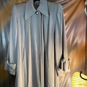 Vintage 1940’s long taupe coat satin lined. 46” chest 16” shoulder‎